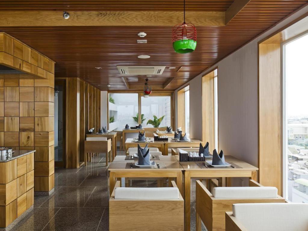 Holiday Hotel Nha Trang Exteriör bild